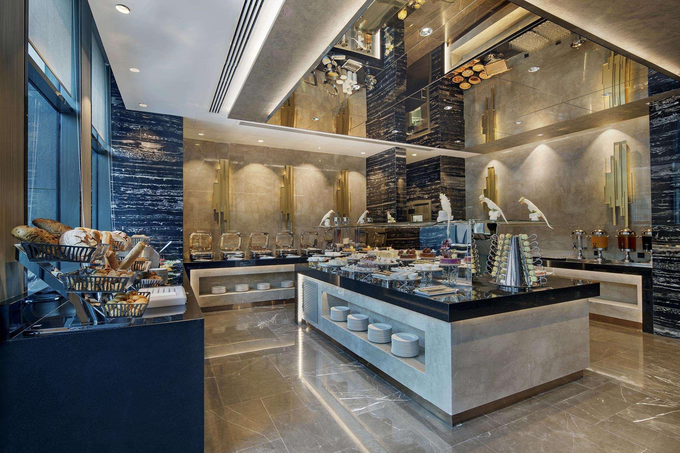 Doubletree By Hilton Istanbul - Piyalepasa Hotel Bagian luar foto The buffet at the hotel