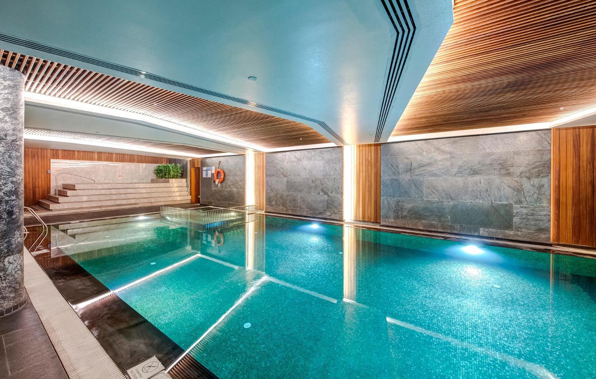 Doubletree By Hilton Istanbul - Piyalepasa Hotel Bagian luar foto The swimming pool at the hotel