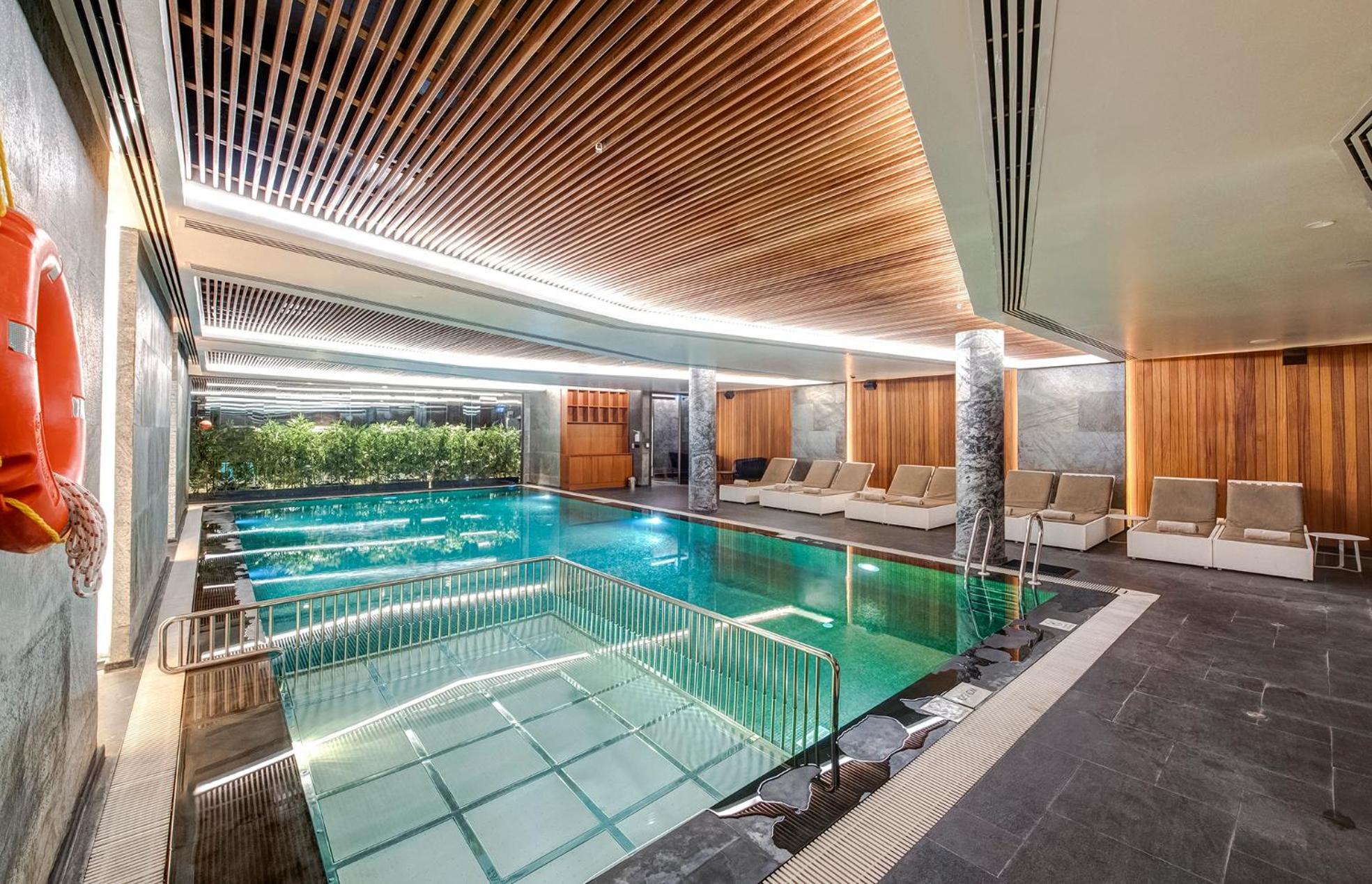 Doubletree By Hilton Istanbul - Piyalepasa Hotel Bagian luar foto The swimming pool at The Landmark