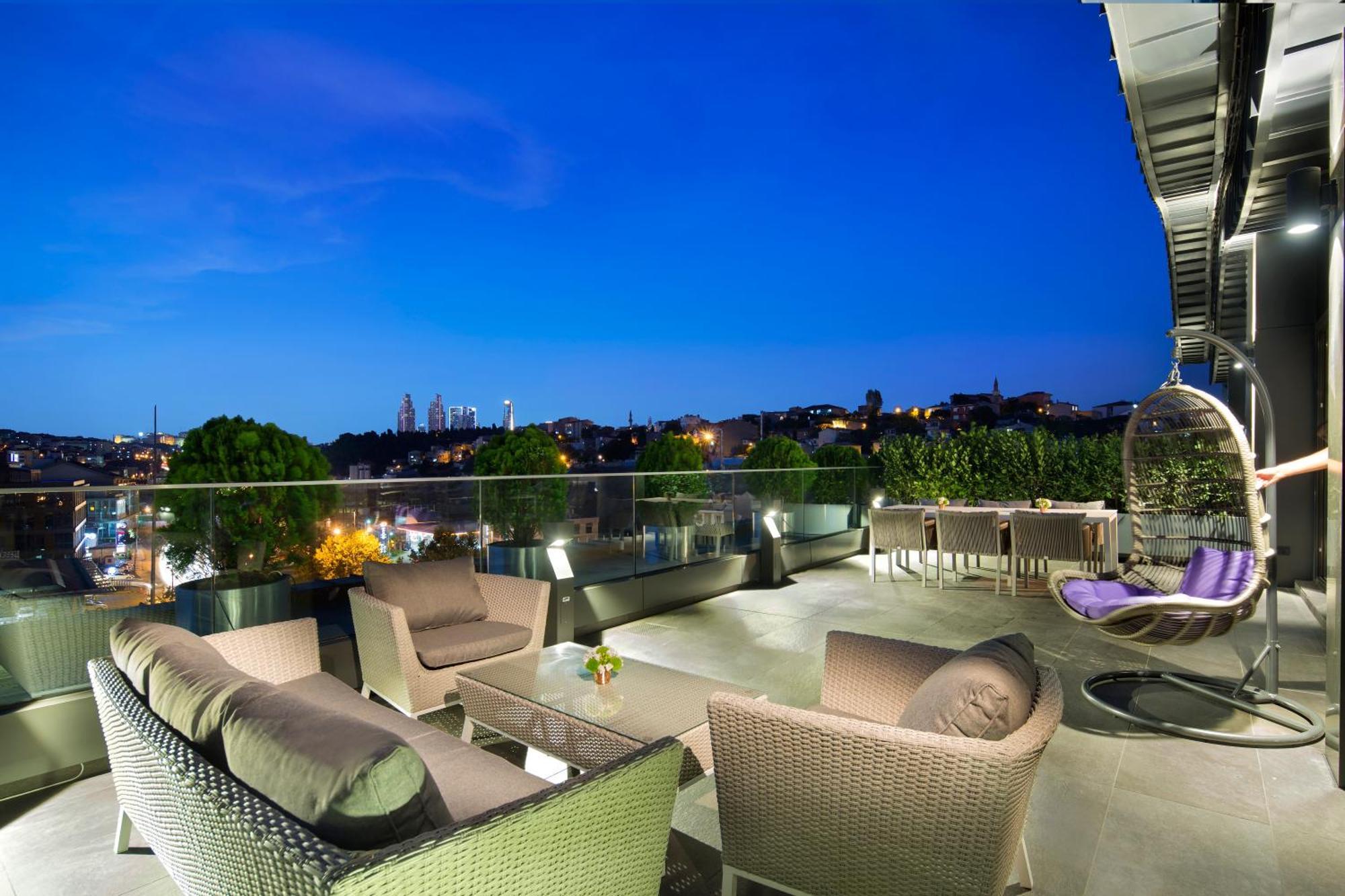 Doubletree By Hilton Istanbul - Piyalepasa Hotel Bagian luar foto The Sky Bar