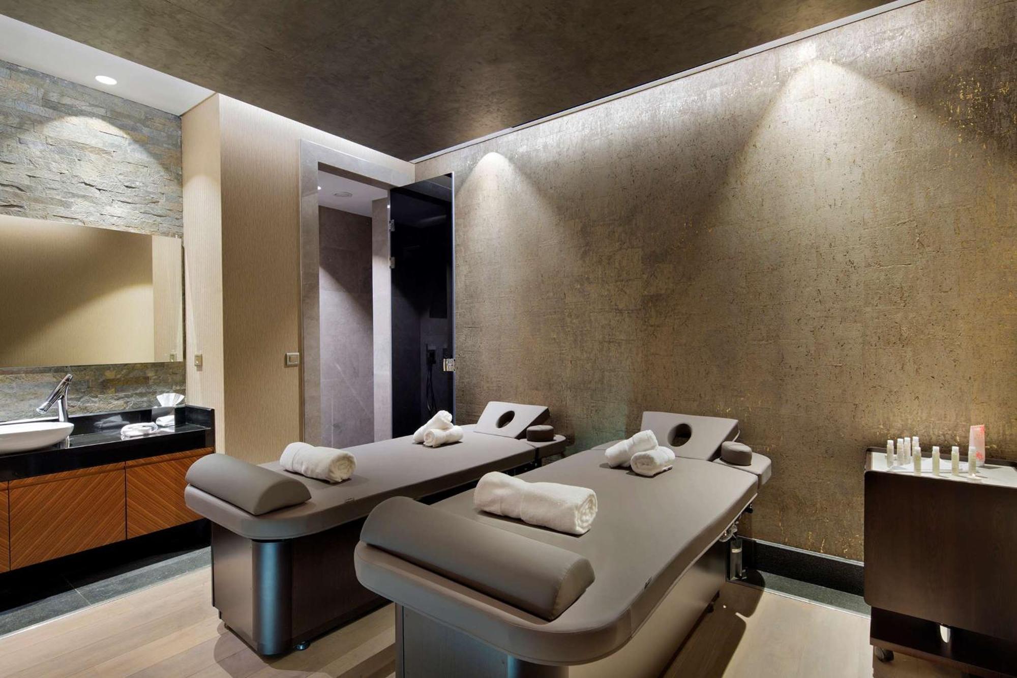 Doubletree By Hilton Istanbul - Piyalepasa Hotel Bagian luar foto The spa at The Dorchester