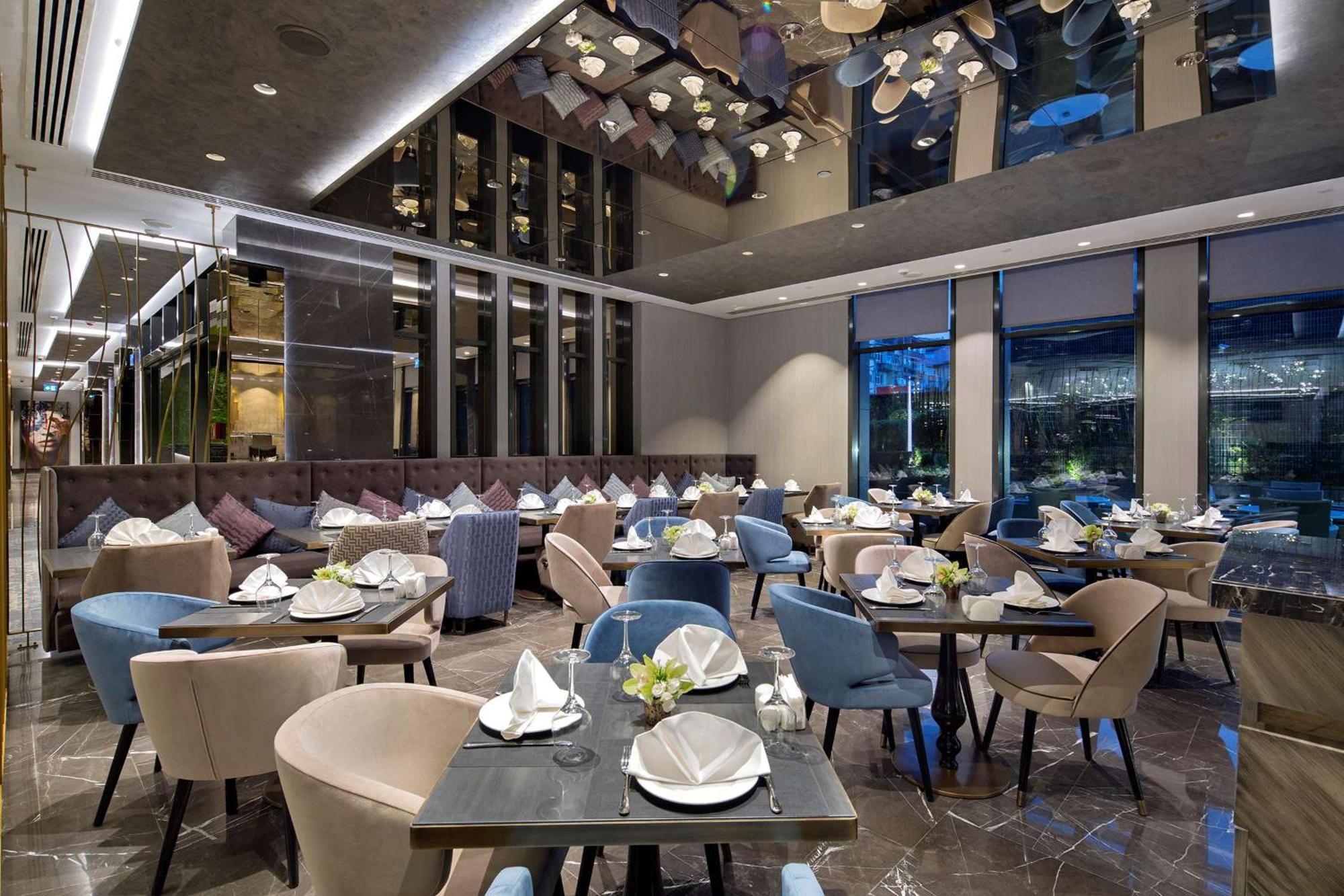 Doubletree By Hilton Istanbul - Piyalepasa Hotel Bagian luar foto The interior of the restaurant