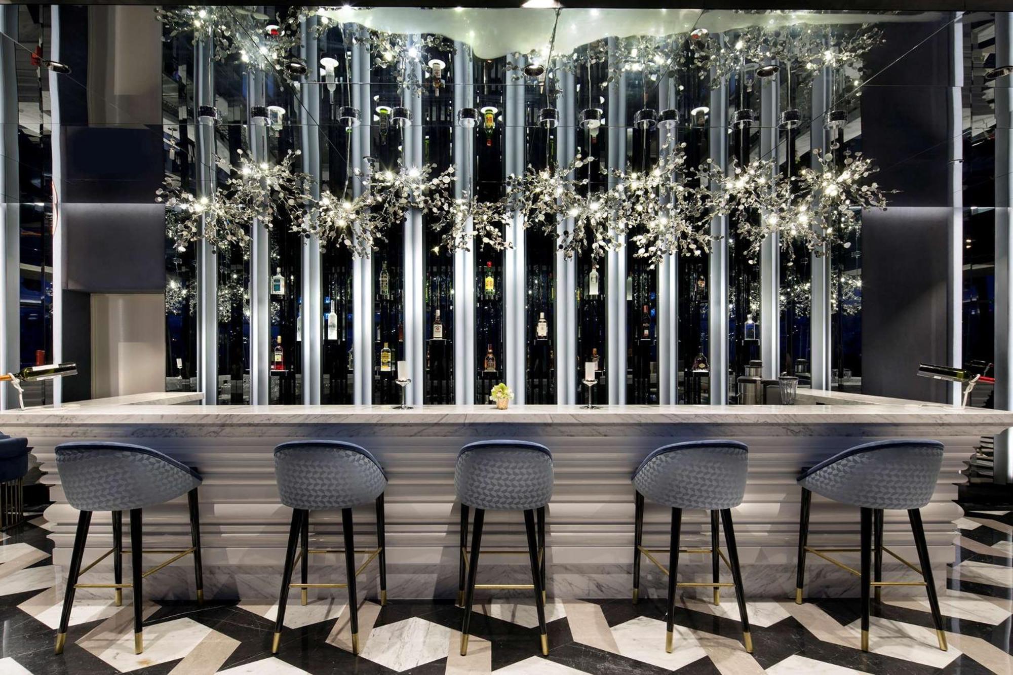 Doubletree By Hilton Istanbul - Piyalepasa Hotel Bagian luar foto The bar at the hotel