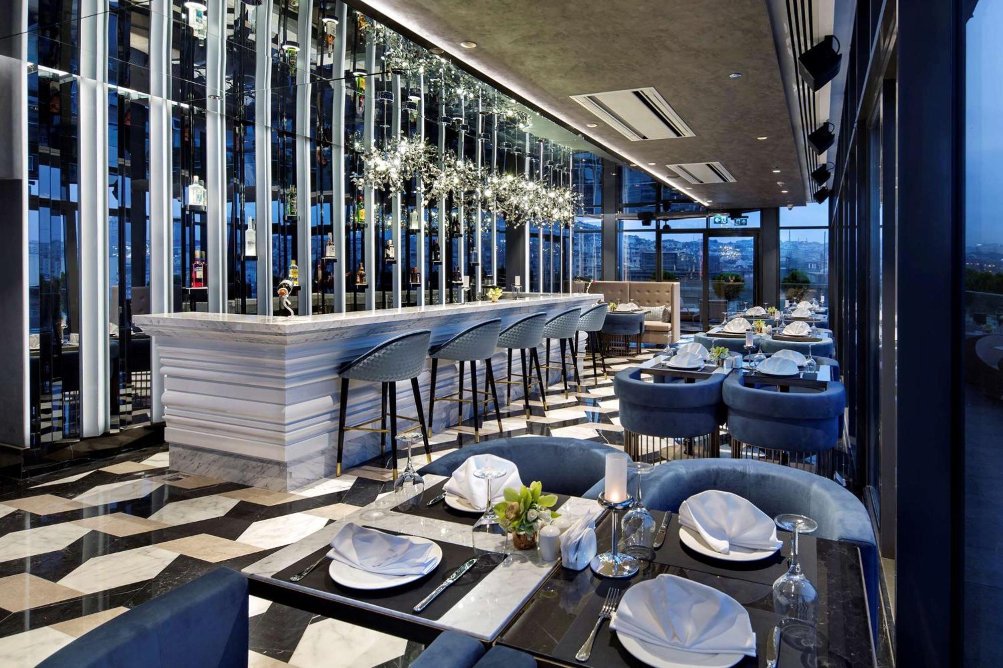 Doubletree By Hilton Istanbul - Piyalepasa Hotel Bagian luar foto The interior of the restaurant