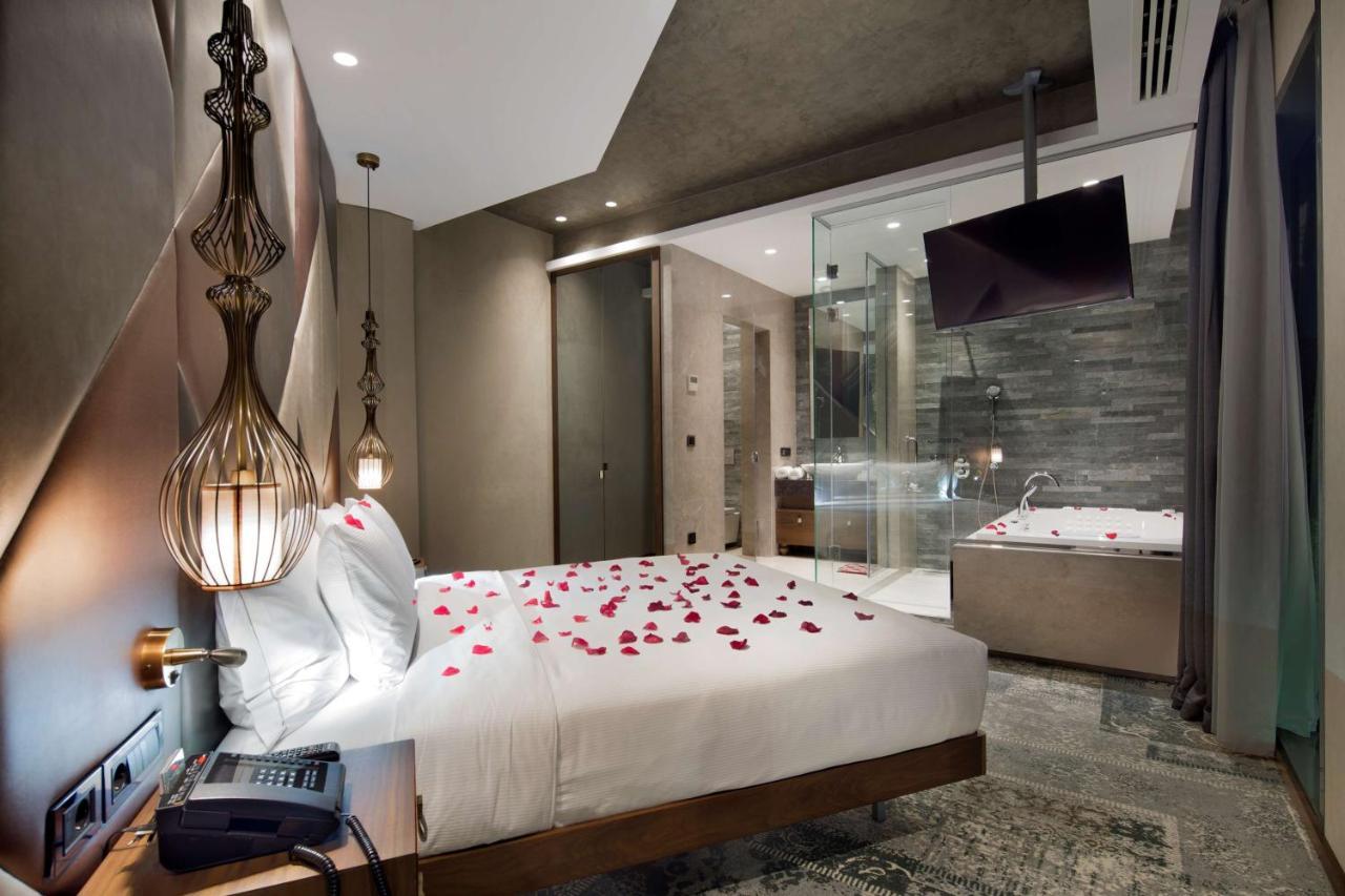 Doubletree By Hilton Istanbul - Piyalepasa Hotel Bagian luar foto A room at the hotel