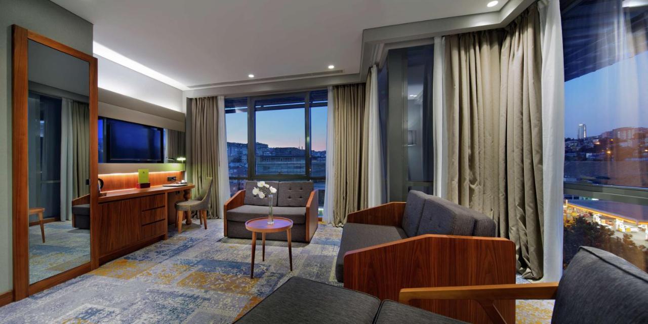 Doubletree By Hilton Istanbul - Piyalepasa Hotel Bagian luar foto A suite at the hotel