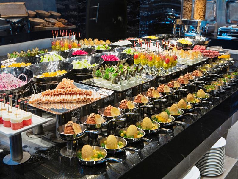 Doubletree By Hilton Istanbul - Piyalepasa Hotel Bagian luar foto A buffet of canapés