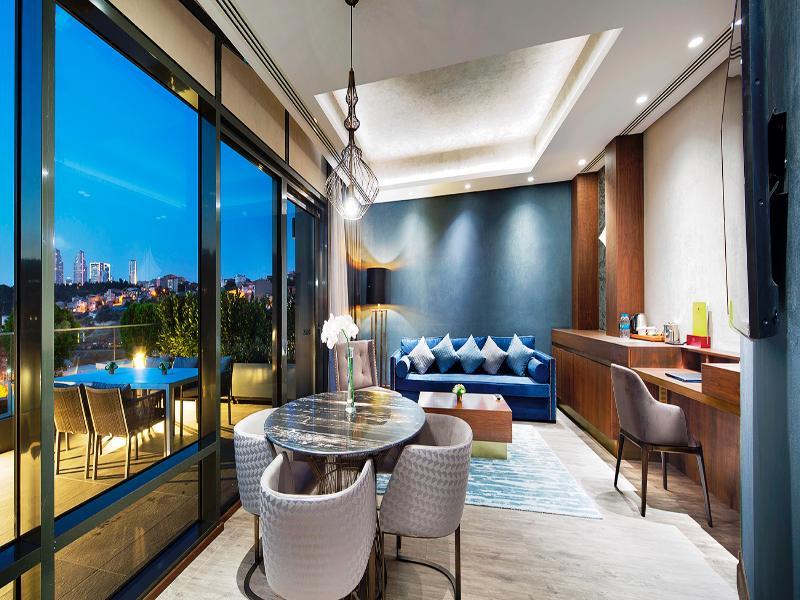 Doubletree By Hilton Istanbul - Piyalepasa Hotel Bagian luar foto The living room of a Sky Suite